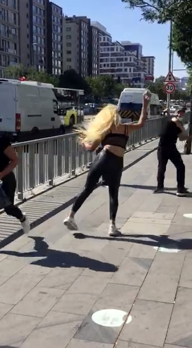Tartışmanın kavgaya dönüşmesiyle kadınlar ve adam ellerindeki su şişelerini birbirine fırlattı.