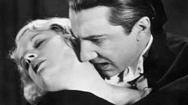 10. Ünlü aktör Bela Lugosi vefat ettikten sonra pelerini de dahil olmak üzere Drakula kostümüyle gömülmüştür.