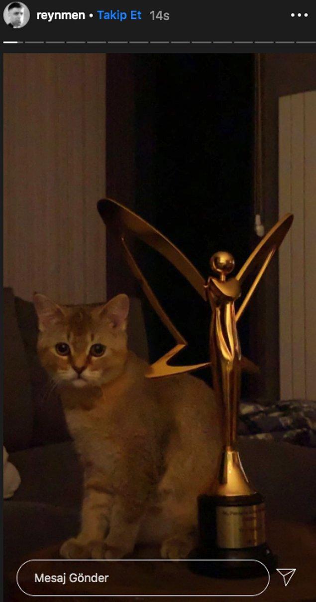 Reynmen törenden sonra ödülünü kedisiyle birlikte Instagram'dan paylaştı