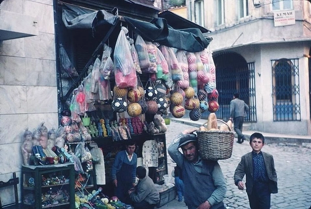 Ne zamandır nostalji yapmıyorduk, sizinle biraz eski güzel günleri hatırlayıp göz yaşlarımızı pıt diye dökelim dedik. Hazırsanız bakkalın önünde buluşup içeri girelim! Bakkallar ne de olsa bizim küçük dünyamızın sihirli yolculuklara açılan kapısıydı.