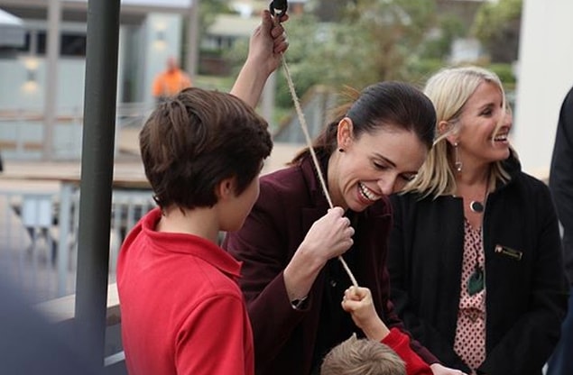 Murupara adlı küçük bir kasabada dünyaya gelen ve süt besiciliği ile ün salan Morrinsville'de büyüyen Ardern, politik hayatına oldukça erken yaşlarda başladı.
