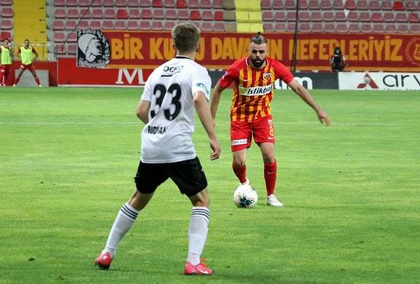 51. dakikada Kayserispor, Hasan Hüseyin Acar'ın golüyle 1-0 öne geçti.