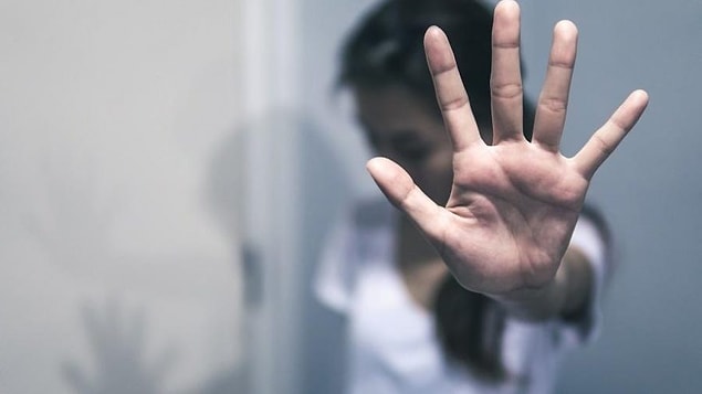 O zaman dönüp tacizin anlamına bakmamız lazım yeniden. Fakat birisinin sizi evinize kadar takip edip ayakkabınızdan oturduğunuz yeri tespit etmesi hiç ama hiç normal değil. Bütün kadınlar bu ve buna benzer zihniyetlerle savaşırken bu güzellemeler pek de normal sayılmaz.