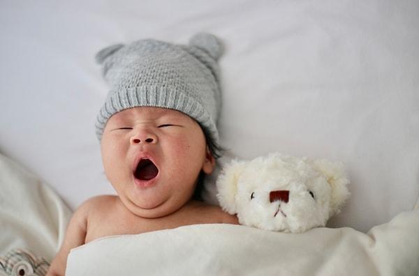 3. "Bebeklerin uyku apnesi olabileceğini ve bazen uykularında birkaç saniyeliğine nefes alamadıklarını öğrendiğimde çok şaşırmıştım...