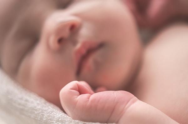 8. "Yeni doğan kız bebeklerin birkaç gün süren vajinal kanaması olabiliyormuş. Doğum yaptıktan sonra kızımın bezine baktığımda birkaç damla kan görüp doktoruma danışmıştım...