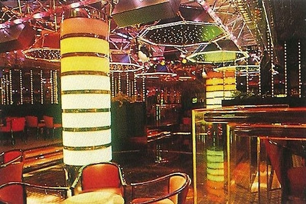 Остроумно названный плавучим отелем, этот отель впервые открыл свои двери еще в 1988 году на рифе Джона Брюера