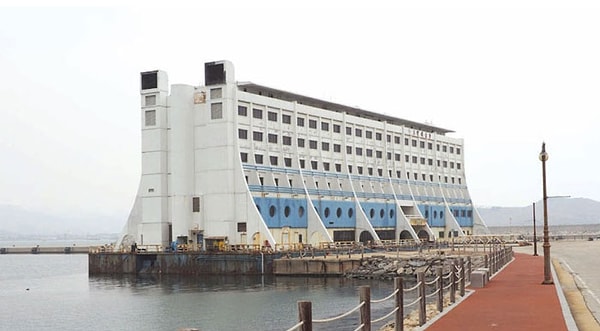 Хотя он действительно работал в Северной Корее в течение ряда лет, произошел инцидент со стрельбой, который, как сообщается, привел к закрытию отеля до 2018 года