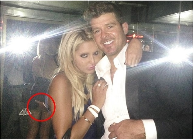 Thicke, bir kadının poposunu avuçlarken çekilen fotoğrafta arkasındaki aynayı hesap edemedi!