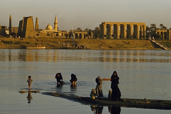 Mısır'da yaşayan bazı mezhepler, Nil Nehri'ndeki su seviyesini koruyabilmek için açık alanda mastürbasyon yaparak nehrin içine boşalıyor.