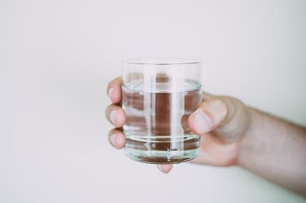 7. Yeteri kadar su içmemek.