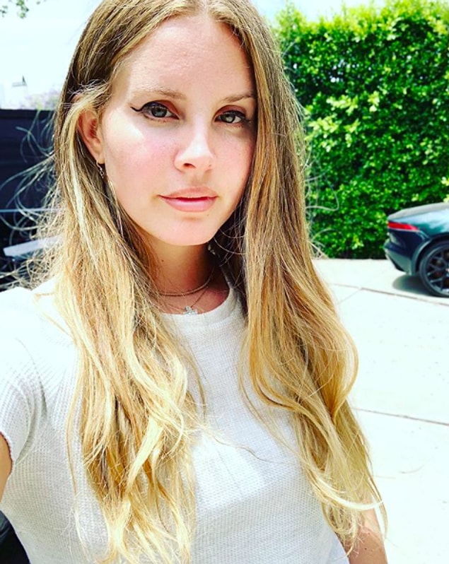 Lana Del Rey'i bilmeyen yoktur. Dünyanın en güzel kadınlarından birisi.