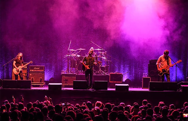 1999'un sonunda grup, Placebo konserinde ön grup olarak sahne alarak bir kilometre taşını daha aşmış oldu.