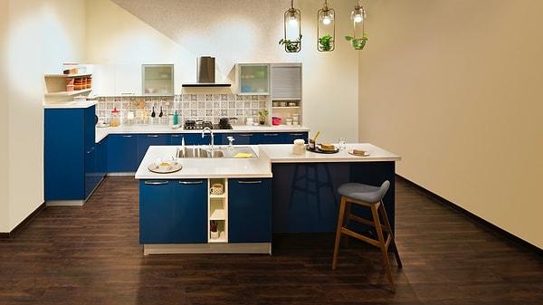 3. İki farklı renk mutfak dolapları da çok şık duruyor. Ayrıca mavinin bu tonunun bir mutfağa yakışacağı insanın aklına gelmezdi.