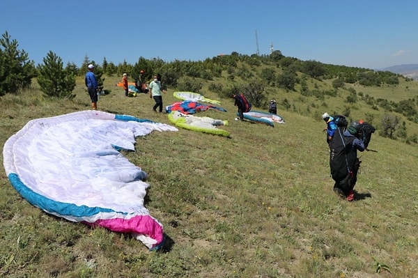 Bayat’ın Asmatepe mevkiine gelen milli paraşütçü Oğuzkan Sadeer, paraşütü ile havalandı.