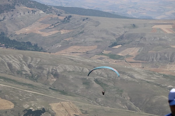 Ankara, Kırıkkale, Konya istikametine doğru uçuş gerçekleştiren Sadeer, 8 saat 15 dakika havada kalarak 296 kilometre mesafe kat etti. Milli sporcu Konya'ya başarılı bir iniş gerçekleştirdi.