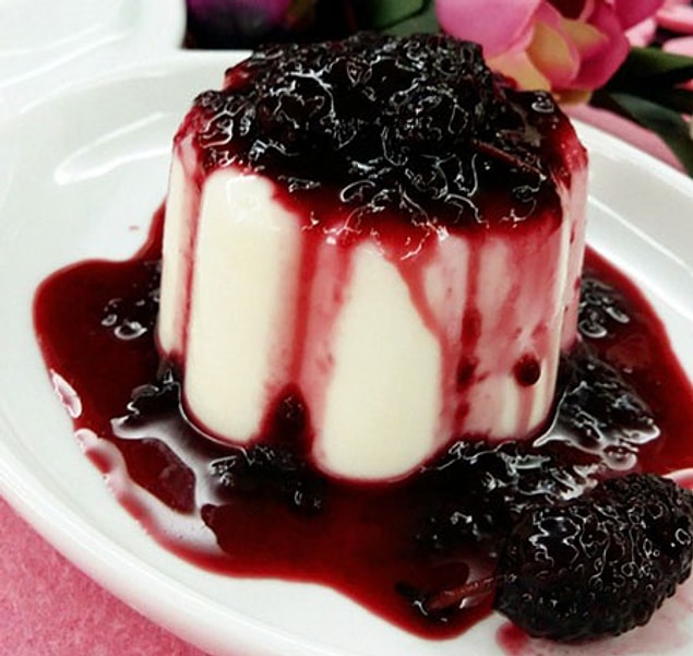 8. Zirveden bildiriyoruz: Karadutlu panna cotta