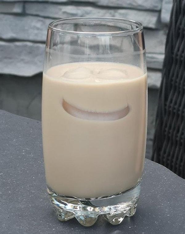 17. Kahvenin içindeki buzlar, kahve gülüyormuş gibi gösteriyor.