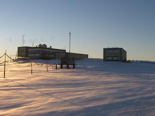 "St. Petersburg'dan ayrılışının üzerinden iki ay geçmişken 'kutup kaşifi' sonunda Antarktika'ya vardı. Mirnıy İstasyonu'nun artıları arasında pencerenin dışındaki harika bir manzara ve Adelie pengueni sürüsü bulunuyor. Eksileri: Wi-Fi ve diğer iletişim yollarının nasıl çalıştığı karışık."