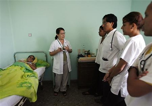 "Herkes için sağlık" şiarı ve aile hekimliği... Küba'da aile hekimliği sistemi şöyle çalışır: Her aile hekimi hizmet verdiği topluluk alanında yaşar, hatta evleri polikliniklerin hemen üstündedir.