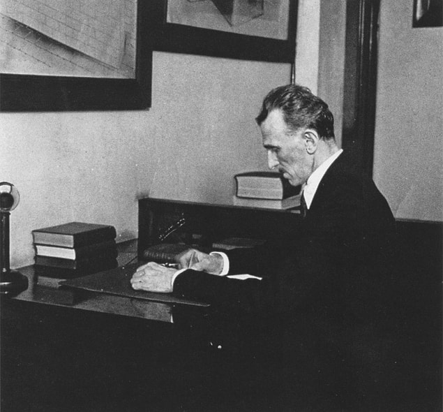 10. Şimdi kullanmaktan ceplerimize bile koymadığımız cep telefonu teknolojisini 1901'de kablosuz internet yoluyla hayal etmişti.