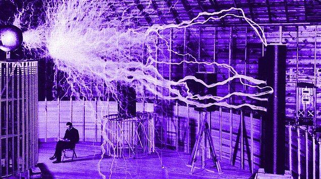 1. Tesla şimşek fırtınası sırasında dünyaya geldi. Tabiat bile Tesla'nın ışıkla ilgili çalışmalar yapacağının habercisiydi.
