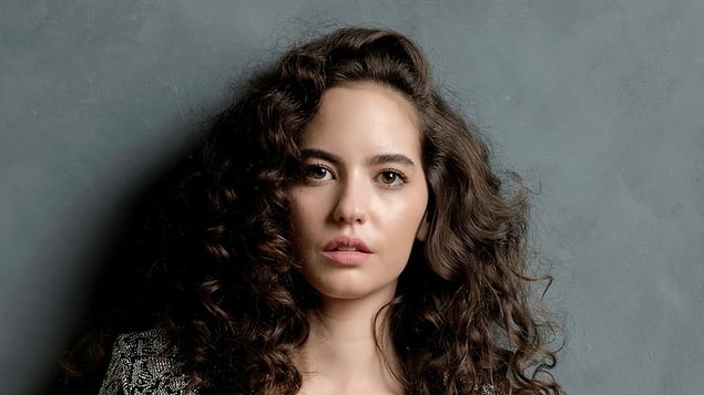 Ezgi Şenler,' Ayşen' karakterini oynuyor.Yılmaz ailesinin bırakın üvey olmayı belki de öz çocuklarından çok kayırdıkları üvey kızları…Moda tasarım bölümünde okumaktadır…
