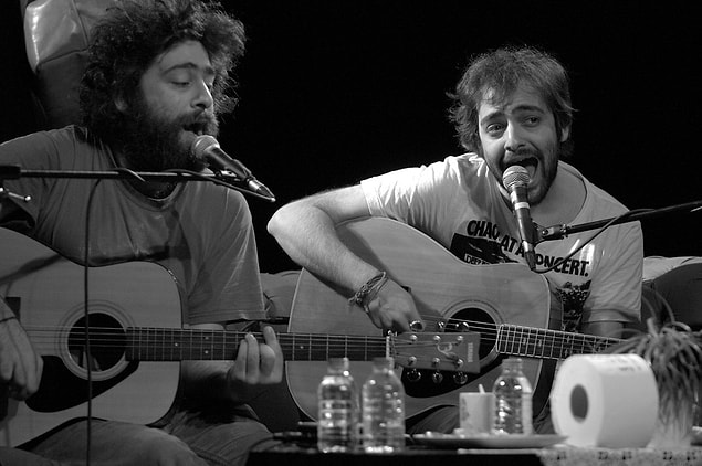 Oyunculuk kariyeri devam ederken 2008 yılında Büyük Ev Ablukada isimli müzik grubunu kurdular Cem Yılmazer ile.