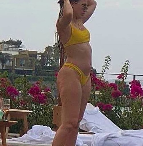 Bildiğiniz gibi geçtiğimiz günlerde Duygu Özaslan'ın tatil fotoğrafları gündeme bomba gibi düşmüştü.