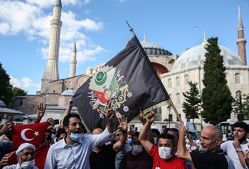 Cami Kararının Ardından Ayasofya Önünde Tekbirli Kutlama