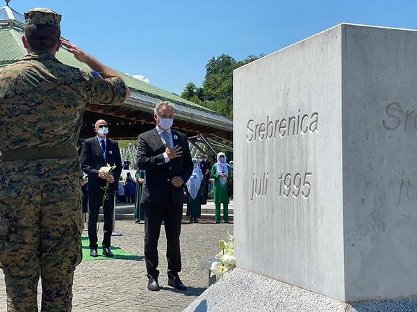 Srebrenitsa'daki eski akümülatör fabrikasında düzenlenen merkezi anma törenine katılanlar, daha sonra Potoçari Anıt Mezarlığı'na gelerek soykırım anıtına çiçek bıraktı.