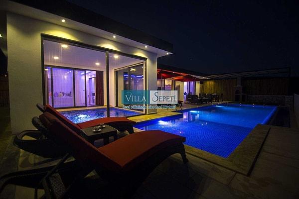 7. Kalkan'daki bu villa da favorilerimden biri. Özel havuzlu, ayrıca içeride ısıtmalı ve jakuzili bir havuzu daha var. Villanın günlük ücreti de 244 TL'den başlıyor.