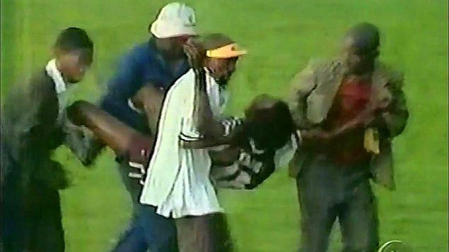 2. Herhangi bir maçta sakatlanan bir oyuncuya ait gibi görünse de, bu görsel 1990 yılında Kongo'da oynanan bir maçta sahaya düşen yıldırımla takımdan 11 kişinin öldüğü olaya ait.