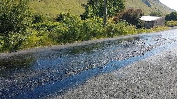 15. "Yol ıslak sandınız değil mi? Asfalt erimiş!"