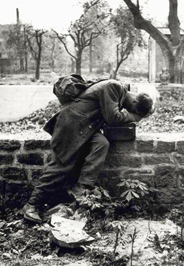 6. Savaşın ardından evine dönen Alman askeri, evinin yıkıldığını ve ailesinin öldüğünü öğreniyor.