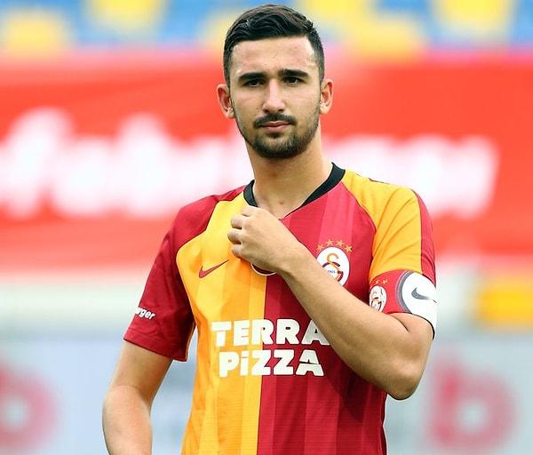 Galatasaray'da sahaya kaptan olarak 17 yaşındaki Emin Bayram çıktı.