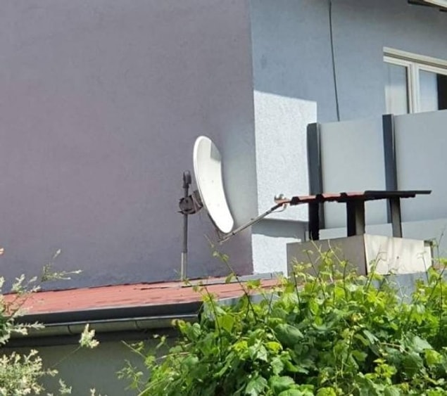 12. Sinyallerin bir kısmını duvardan alan uydu: