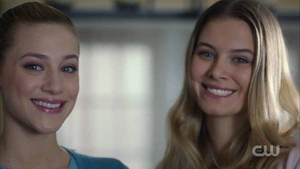 8. Бетти и Полли в сериале "Ривердейл"