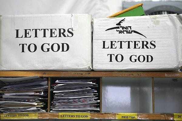 Tanrı'ya yazılan tüm mektuplar Kudüs'ün postane servisinde toplanıyor.