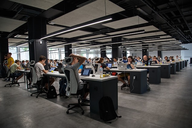 İş yerinde, ofis bilgisayarıyla sosyal medya hesaplarında gezinmek suç sayılıyor.