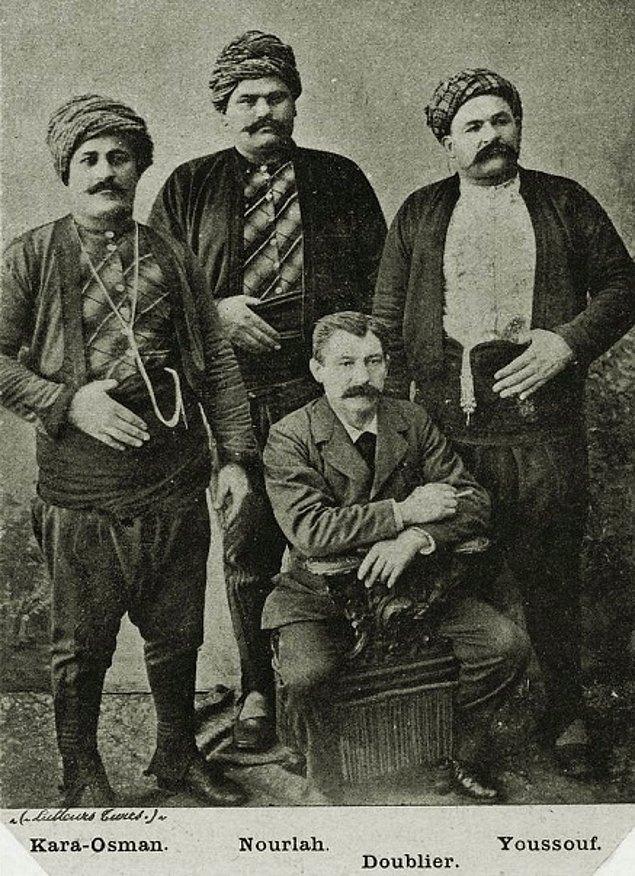Türk'ün gücü Avrupa'da! 1894 yılında Paris'e gider Koca Yusuf. Fotoğrafta gördüğünüz ortadaki alafranga beyefendi ise Joseph Doublier.