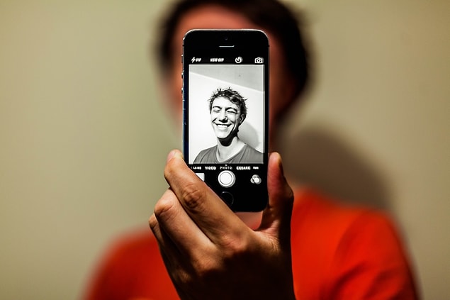 Sosyal medyada paylaşılan fotoğrafın izinsiz ve kötü amaçlarla kullanılması suç teşkil etmektedir.