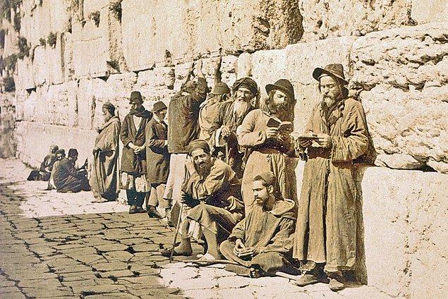 Osmanlıların Kudüs'ü fethetmesinin ardından İspanya'dan kovulan Yahudiler Kudüs'e göçüyor.