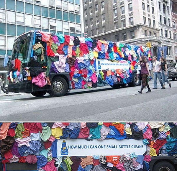 24. Реклама порошка. Надпись на автобусе: "Сколько может постирать одна маленькая бутылочка?"