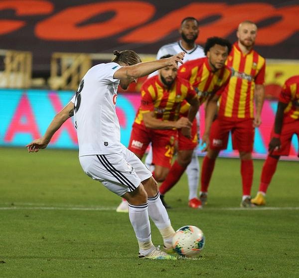 50. dakikada, VAR incelemesinin ardından kazanılan penaltıyı değerlendiren Caner Erkin, Beşiktaş'a galibiyeti getirdi.