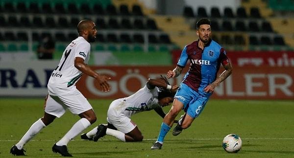 Başakşehir'in kaybettiği haftada Trabzonspor da deplasmanda Denizlispor'a kaybederek büyük avantaj kaybetti.