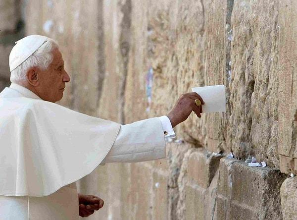 Dua etmek üzere gelen Yahudiler not kağıtlarına dileklerini yazarak duvarda boş buldukları yerlere sıkıştırmayı ihmal etmiyorlar.