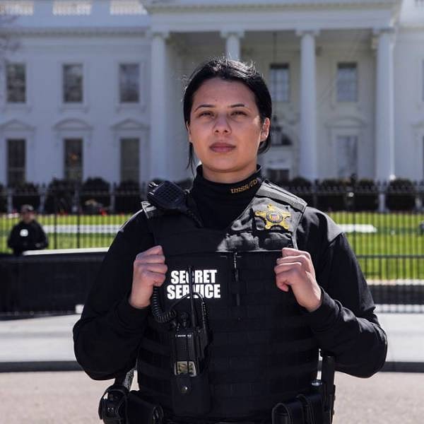 19. Агенты никогда не носят солнцезащитные очки на улице.