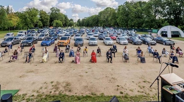 3. Выпускной в Германии в современных условиях: выпускники сидят на расстоянии друг от друга, а родители и друзья — в автомобилях