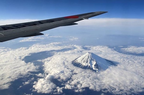 11. Гора Фудзи из окна самолета