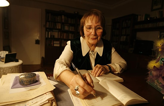 Bütün Güzel Cümleler İçin Minnettarız... Yazar Adalet Ağaoğlu Hayatını Kaybetti